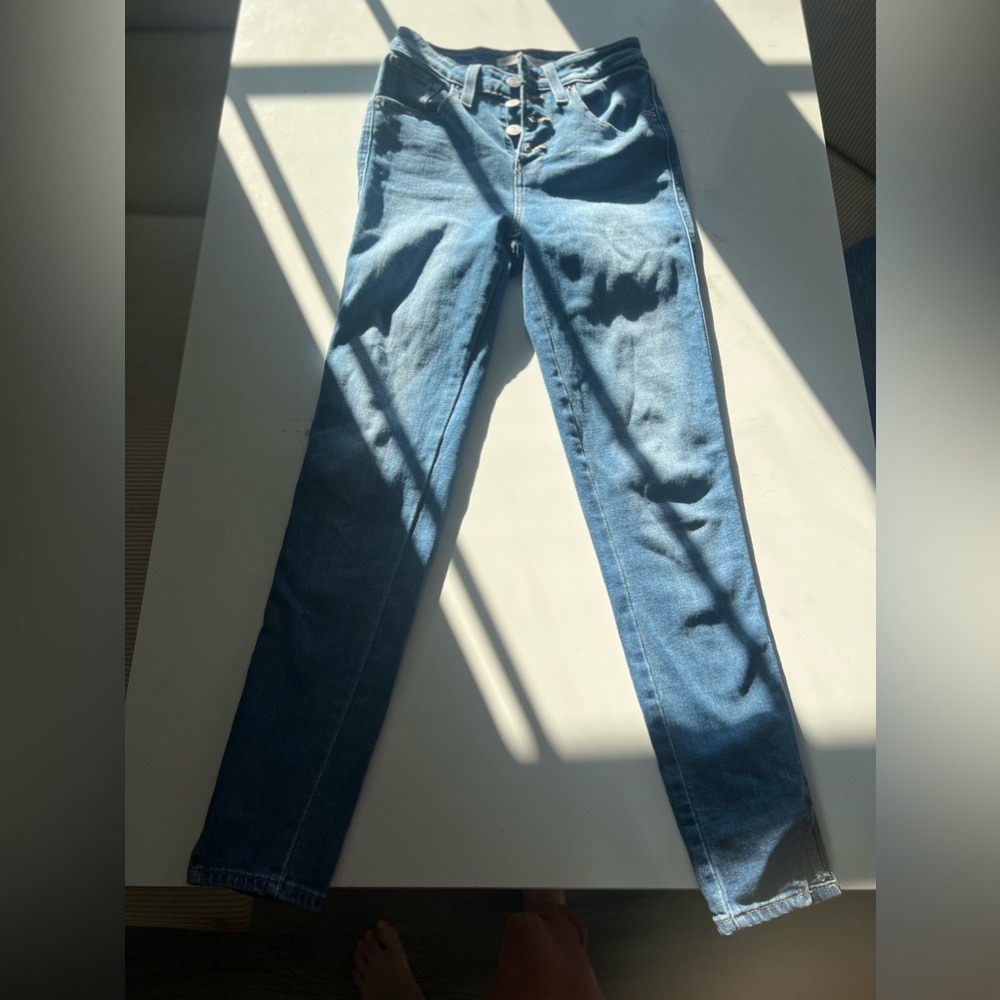 Size 24 Levi jeans. Skinny. High wasted. Worn once. Excellent condition.